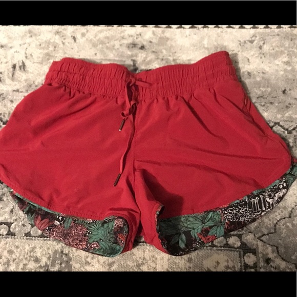 REVERSIBLE (✌️in 1) Lululemon shorts - Picture 3 of 7